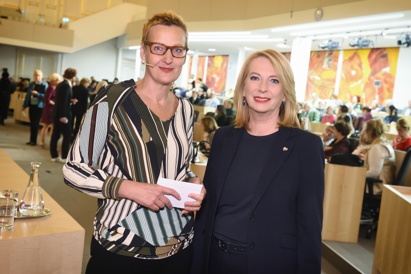 Von links: Moderatorin Sibylle Hamann, Zweite Nationalratspräsidentin Doris Bures (S)