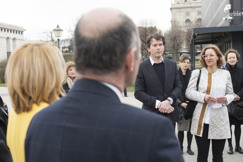 rechrs: Ausstellungsdesigner Alexander Kada, Kuratorin Astrid Kury