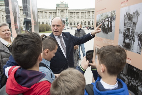 Nationalratspräsident Wolfgang Sobotka (V) mit jungen AusstellungsbesucherInnen
