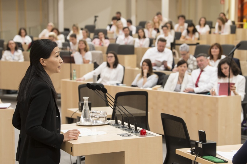 Am Rednerpult: Maria Lee-Nowotny, Universität Wien. Blick Richtung VeranstaltungsteilnehmerInnen