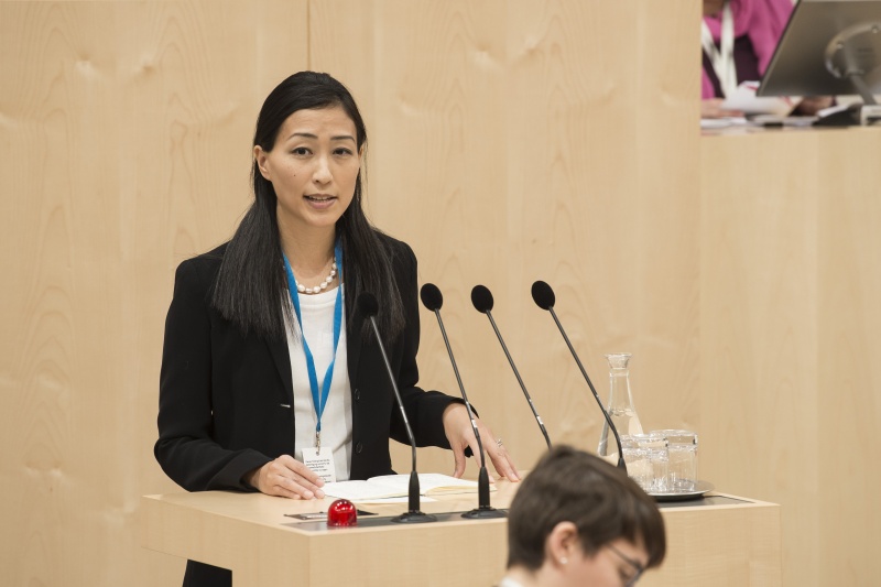 Am Rednerpult: Maria Lee-Nowotny, Universität Wien