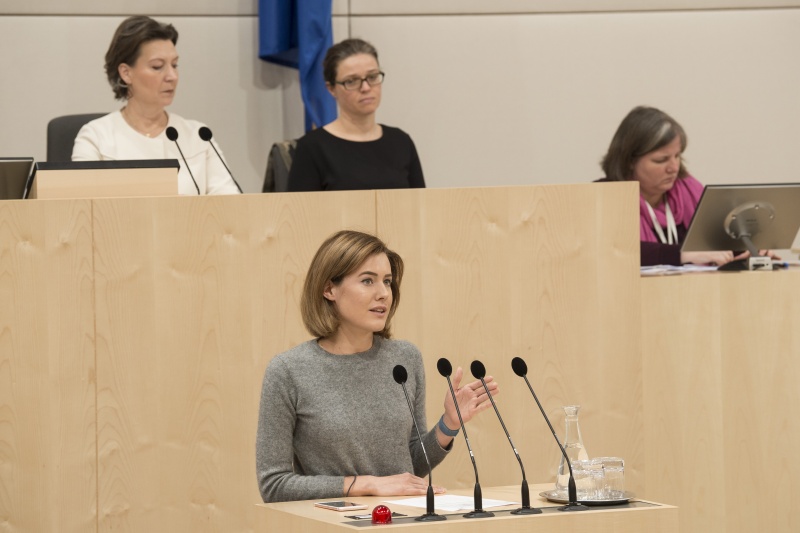 Am Rednerpult: Nationalratsabgeordnete Claudia Gamon (N)