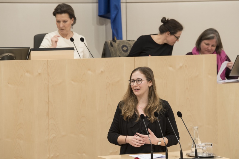 Am Rednerpult: Nationalratsabgeordnete Claudia Plakolm (V)