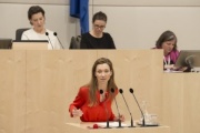 Am Rednerpult: Nationalratsabgeordnete Susanne Fürst (F)