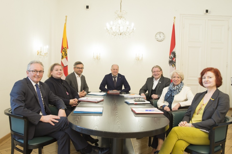 Von links: Bundesrat Karl Bader (V),Bundesrätin Korinna Schumann (S),  Bundesratsvizepräsident Magnus Brunner (V), Bundesratspräsident Ingo Appé (S), Bundesratsvizepräsident Hubert Koller (S), Bundesrätin Monika Mühlwerth (F), Bundesratsdirektorin Susanne Bachmann