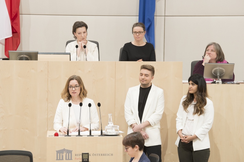 Am Rednerpult von links: Andra Hladky Stellvertreterin des Bevollmächtigten  (am Wort), Christian Berger, Bevollmächtigter des 'Frauenvolksbegehrens', Schifteh Hashemi Gerdehi, Stellvertreterin des Bevollmächtigten