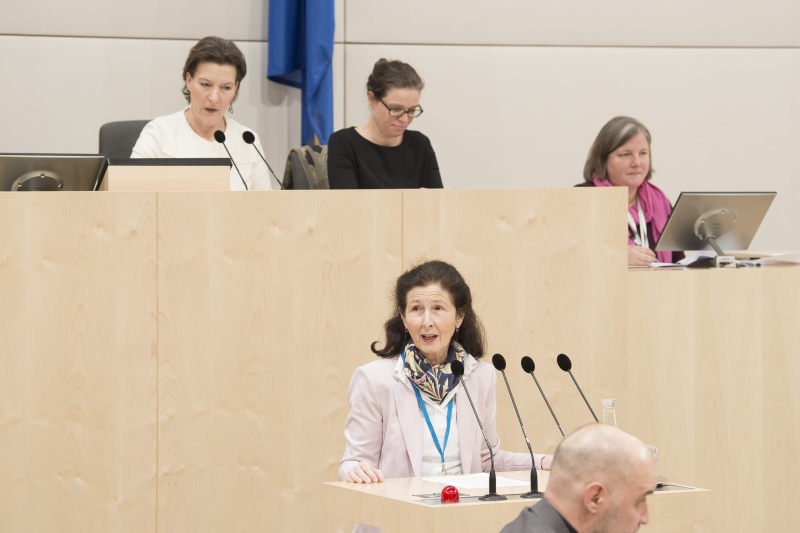 Am Rednerpult: Barbara Maier, Wilhelminenspital; Österreichischen Gesellschaft für Familienplanung