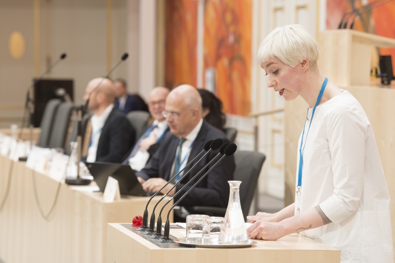 Am Rednerpult: Marlies Hübner