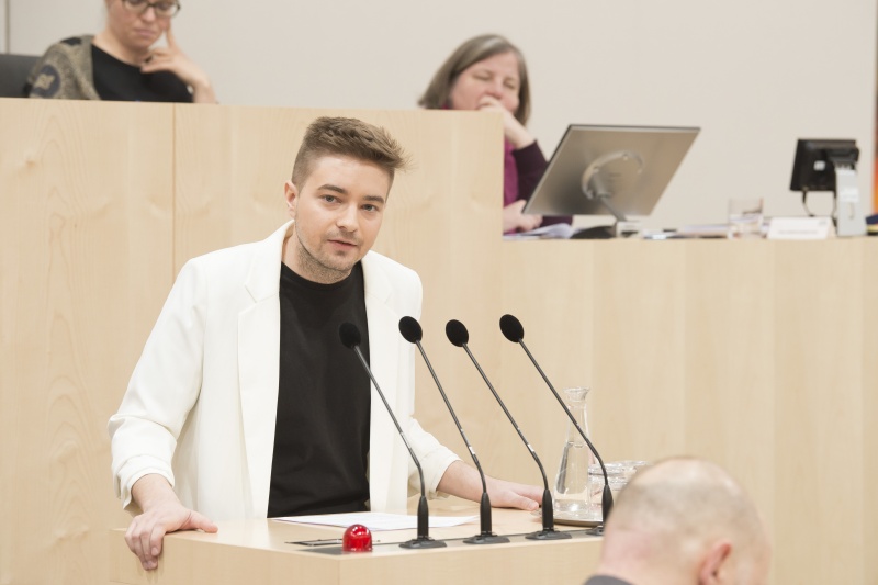 Am Rednerpult: Christian Berger, Bevollmächtigter des 'Frauenvolksbegehren'