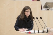 Am Rednerpult: Ina Holzinger, Bundesamt für Asylwesen