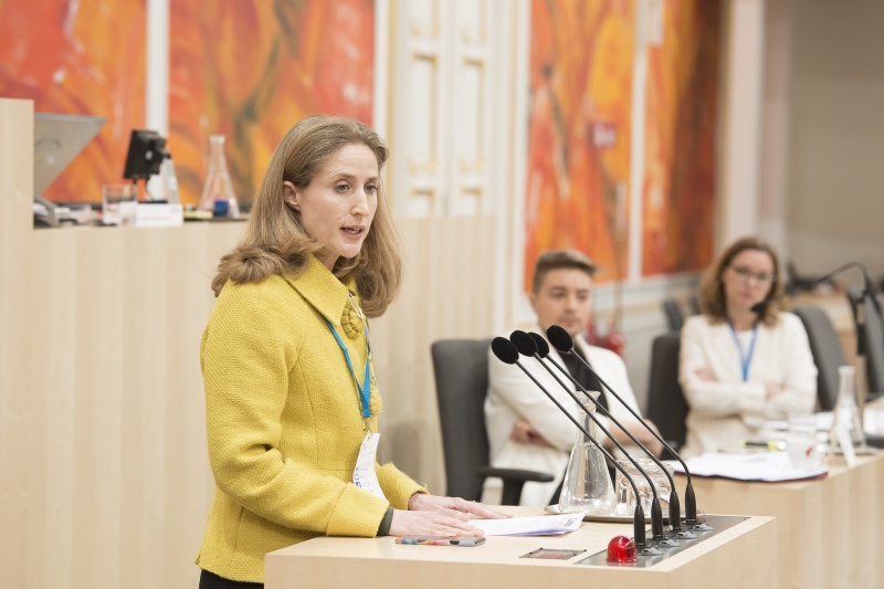 Am Rednerpult: Maryam Alemi, Caritas Wien