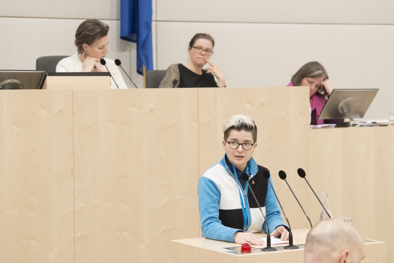 Am Rednerpult: Marty Huber, Qeer Base