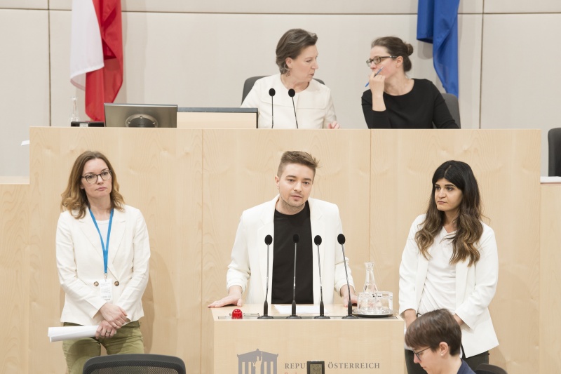 Am Rednerpult von links: Andra Hladky Stellvertreterin des Bevollmächtigten, Christian Berger, Bevollmächtigter des 'Frauenvolksbegehrens' (am Wort), Schifteh Hashemi Gerdehi, Stellvertreterin des Bevollmächtigten