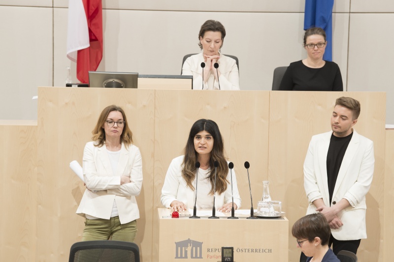 Am Rednerpult von links: Andra Hladky Stellvertreterin des Bevollmächtigten, Schifteh Hashemi Gerdehi, Stellvertreterin des Bevollmächtigten (am Wort), Christian Berger, Bevollmächtigter des 'Frauenvolksbegehrens'