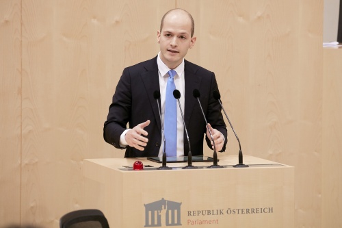 Bundesrat Michael Schilchegger (F) am Rednerpult