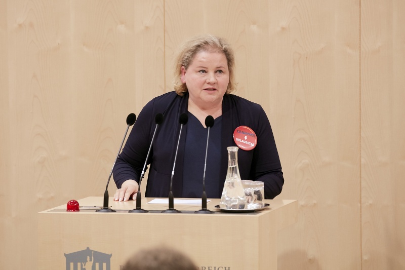Bundesrätin Korinna Schumann (S) am Rednerpult
