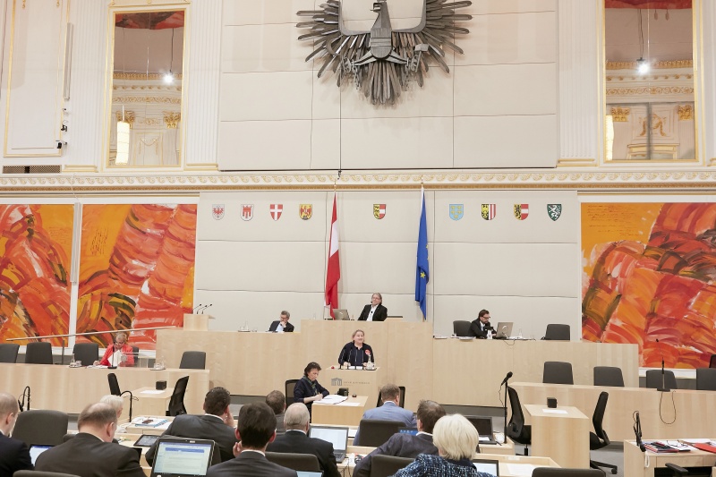 Bundesrätin Korinna Schumann (S) am Rednerpult