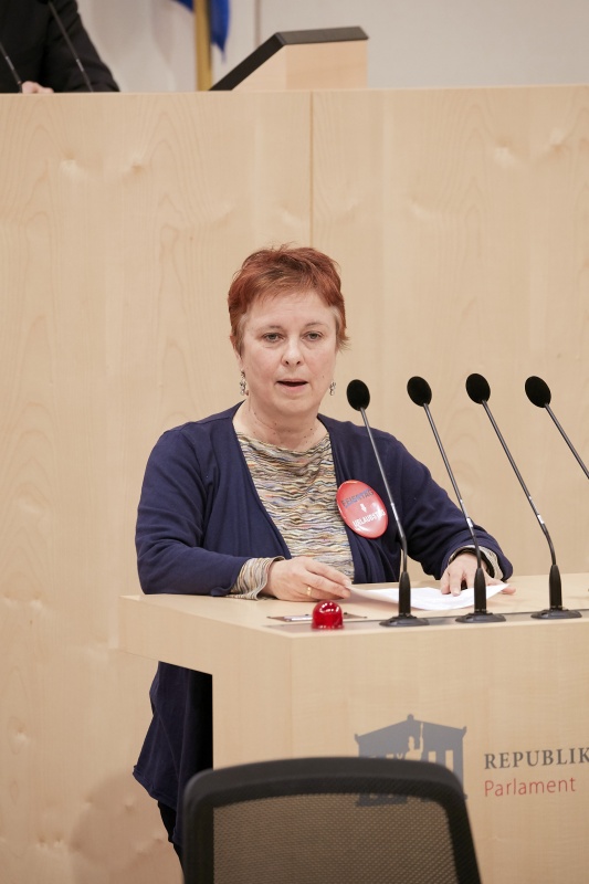 Bundesrätin Bettina Lancaster (S) am Rednerpult