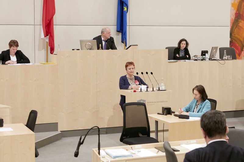 Bundesrätin Bettina Lancaster (S) am Rednerpult