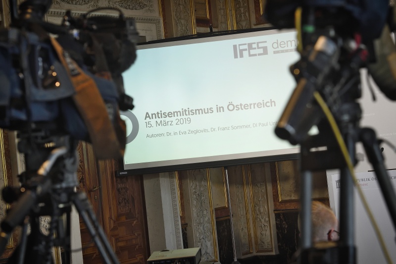 Projektion zur Pressekonferenz