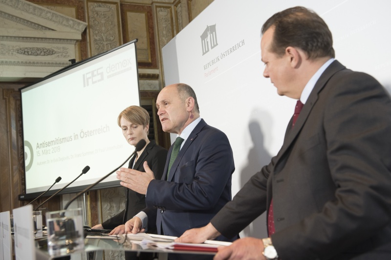 Von links: Studienautorin Eva Zeglovits, Nationalratspräsident Wolfgang Sobotka (V) (am Wort), Thomas Stern