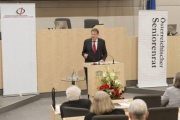 Am Rednerpult: Peter Kostelka Präsident des Österreichischen Seniorenrates.