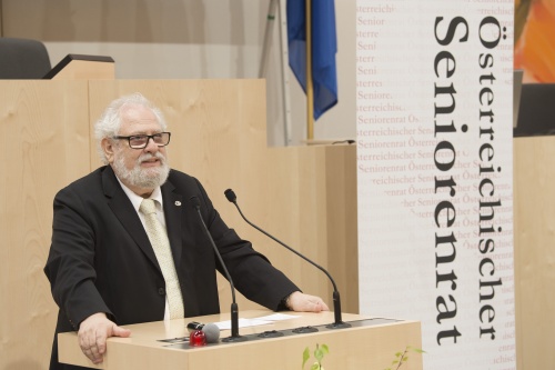 Am Rednerpult: Fred Turnheim, Präsident des Österreichischen Journalisten Clubs