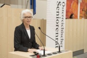 Am Rednerpult: Irmgard Bayer, Jurymitglied und Journalistin
