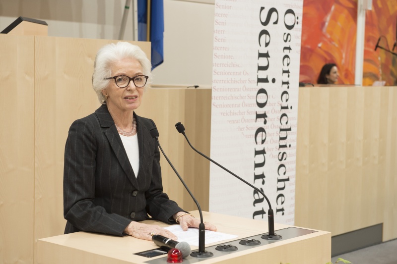 Am Rednerpult: Irmgard Bayer, Jurymitglied und Journalistin