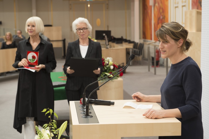 Preisträgerin Julia Kovari am Rednerpult