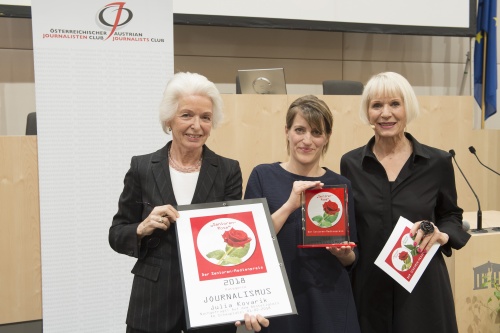 Von links: Irmgard Bayer, Jurymitglied und Journalistin, Preisträgerin Julia Kovarik, Moderatorin Heilwig Pfanzelter