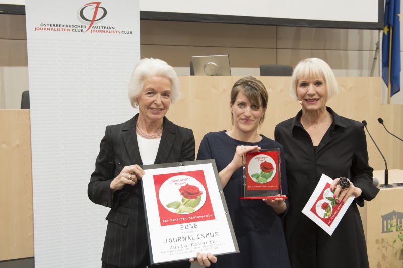 Von links: Irmgard Bayer, Jurymitglied und Journalistin, Preisträgerin Julia Kovarik, Moderatorin Heilwig Pfanzelter