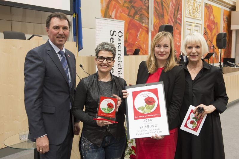 Von links: Andreas Wohlmuth, Generalsekretär des PVÖ, Preisträgerinnen der Wiener Linien, Moderatorin Heilwig Pfanzelter
