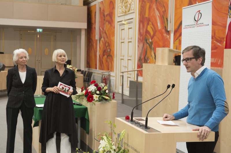 Am Rednerpult: Vertreter UNIQA