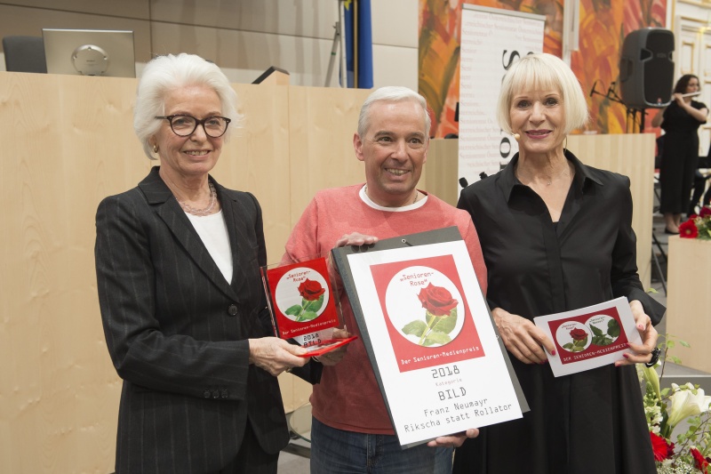 Von links: Irmgard Bayer, Jurymitglied und Journalistin, Vertretung Preisträger, Moderatorin Heilwig Pfanzelter