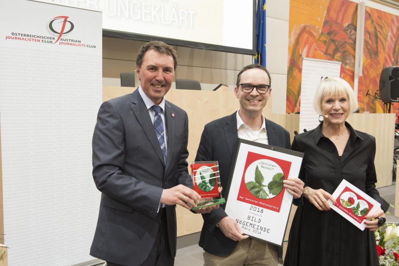 Von links: Andreas Wohlmuth, Generalsekretär des PVÖ, Preisträger, Moderatorin Heilwig Pfanzelter
