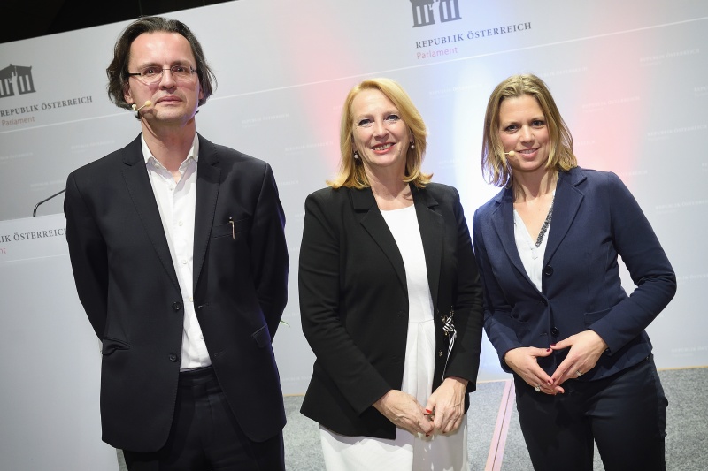 Von links: Autor, Publizist und Professor für Medienwissenschaft an der Universität Tübingen Bernhard Pörksen, Zweite Nationalratspräsidentin Doris Bures (S), Moderation Marie-Theres Euler-Rolle