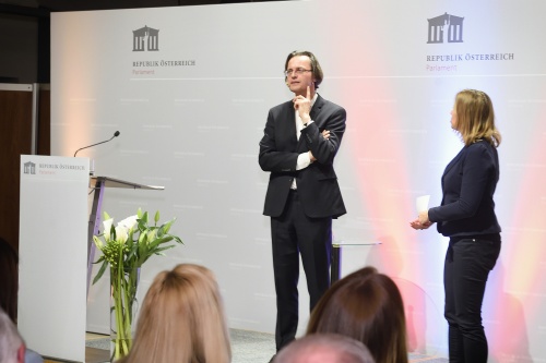 Von links: Autor, Publizist und Professor für Medienwissenschaft an der Universität Tübingen Bernhard Pörksen, Moderation Marie-Theres Euler-Rolle