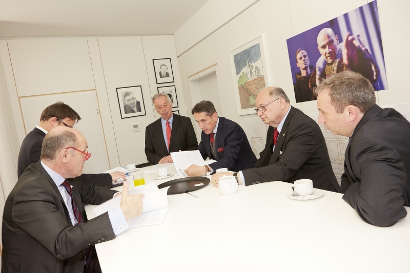 von links: Nationalratspräsident Wolfgang Sobotka (V), Veranstaltungsteilnehmer,  Karl Schneemann,  Nationalratsabgeordneter Reinhard Eugen Bösch (F), Nationalratsabgeordneter a.D Otto Pendl (S), Nationalratsabgeordneter Michael Hammer (V)