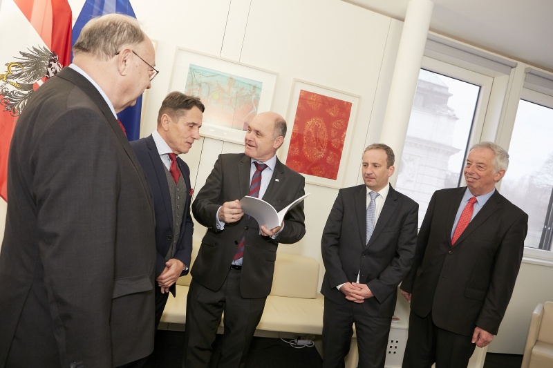 Von links: Nationalratsabgeordneter a.D Otto Pendl (S), Nationalratsabgeordneter Reinhard Eugen Bösch (F), Nationalratspräsident Wolfgang Sobotka (V), Nationalratsabgeordneter Michael Hammer (V), Karl Schneemann