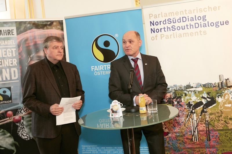 Von rechts: Nationalratspräsident Wolfgang Sobotka (V), Helmut Schüller Vorstandsvorsitzender von FAIRTRADE Österreich