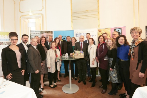 Gruppenfoto mit Nationalratspräsident Wolfgang Sobotka (V)