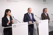 Von links: European Fund for the Balkans Milena Stefanovic, Nationalratspräsident Wolfgang Sobotka (V), Vertreter der ERSTE Stiftung Boris Marte