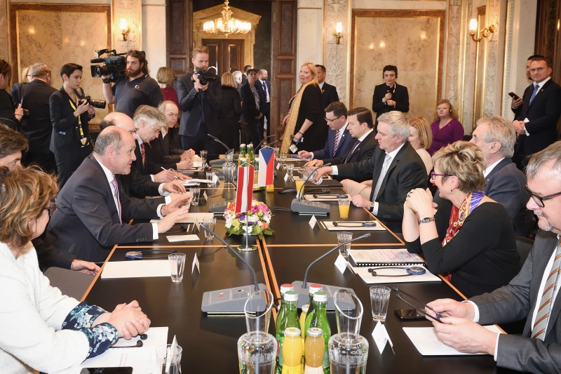 Aussprache. Linke Tischhälfte die  Österreichische Delegation mit Nationalratspräsident Wolfgang Sobotka (V) (2. von links). Rechte Tischhälfte die Delegation aus der Tschechischen Republoik mit Präsident der Republik Tschechien Miloš Zeman (3. von rechts)