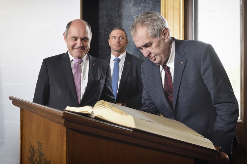 Eintrag ins Gästebuch. Von links: Nationalratspräsident Wolfgang Sobotka (V), Präsident der Republik Tschechien Miloš Zeman