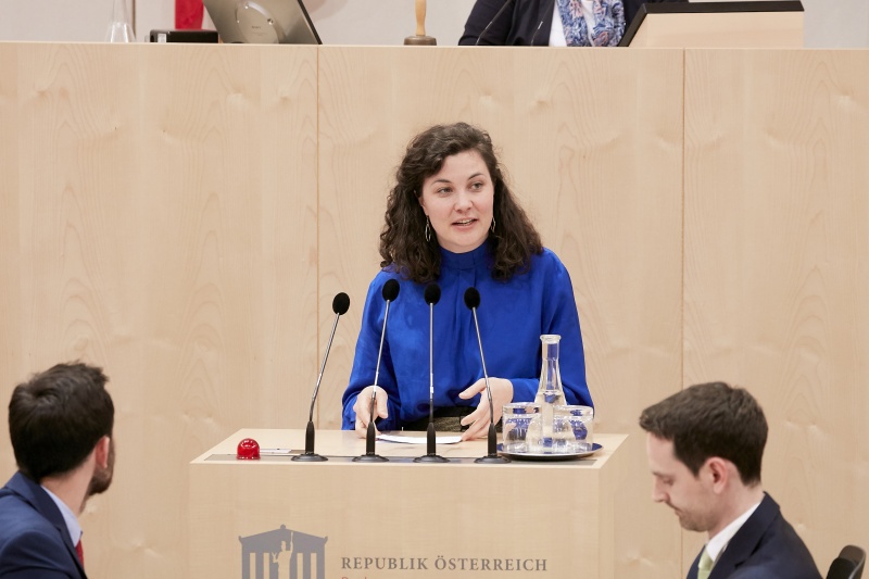 Am Rednerpult: Nationalratsabgeordnete Stephanie Cox (J)