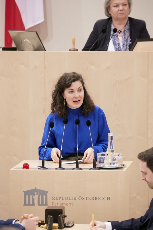 Am Rednerpult: Nationalratsabgeordnete Stephanie Cox (J)