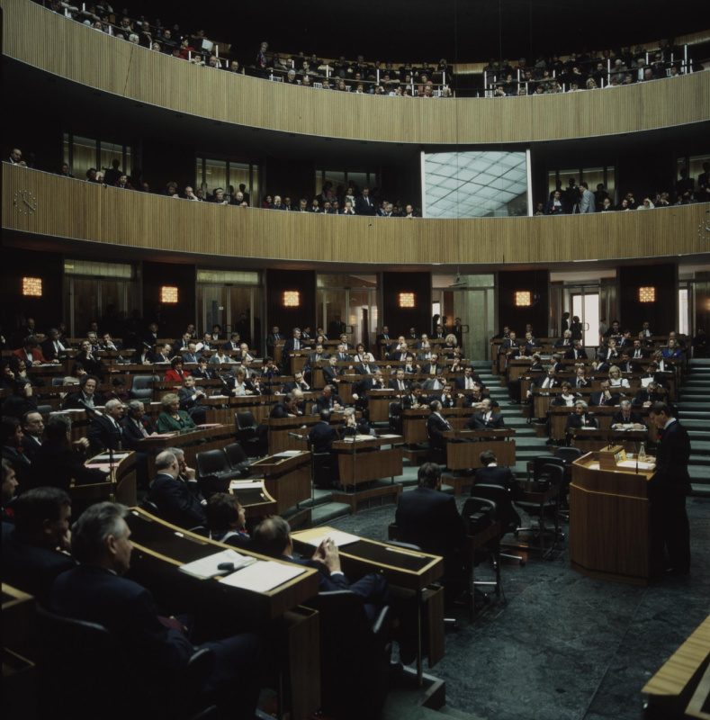 Blick in den Saal während der Rede des Nationalratsabgeordneten Peter Kostelka (S) (am Rednerpult). Blick Richtung ÖVP-Sektor