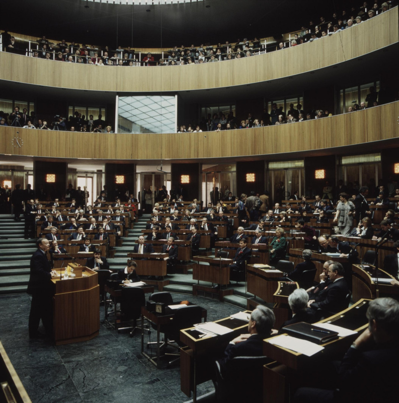 Blick in den Saal während der Rede des Nationalratsabgeordneten Andreas Khol (V) (am Rednerpult). Blick Richtung SPÖ-Sektor