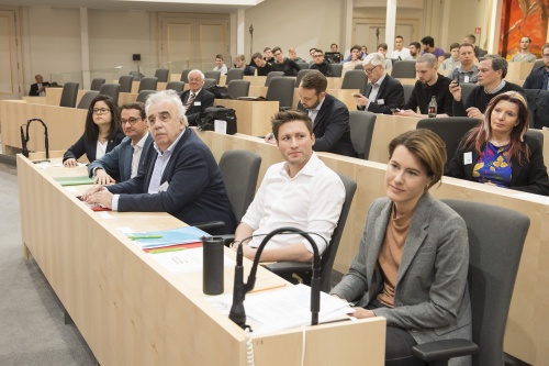 Von rechts: Nationalratsabgeordnete Claudia Gamon (N), Bundesrat David Stögmüller (G), Johannes Voggenhuber; Paul Pasquali, Camila Garfias. Blick Richtung VeranstaltungstelnehmerInnen